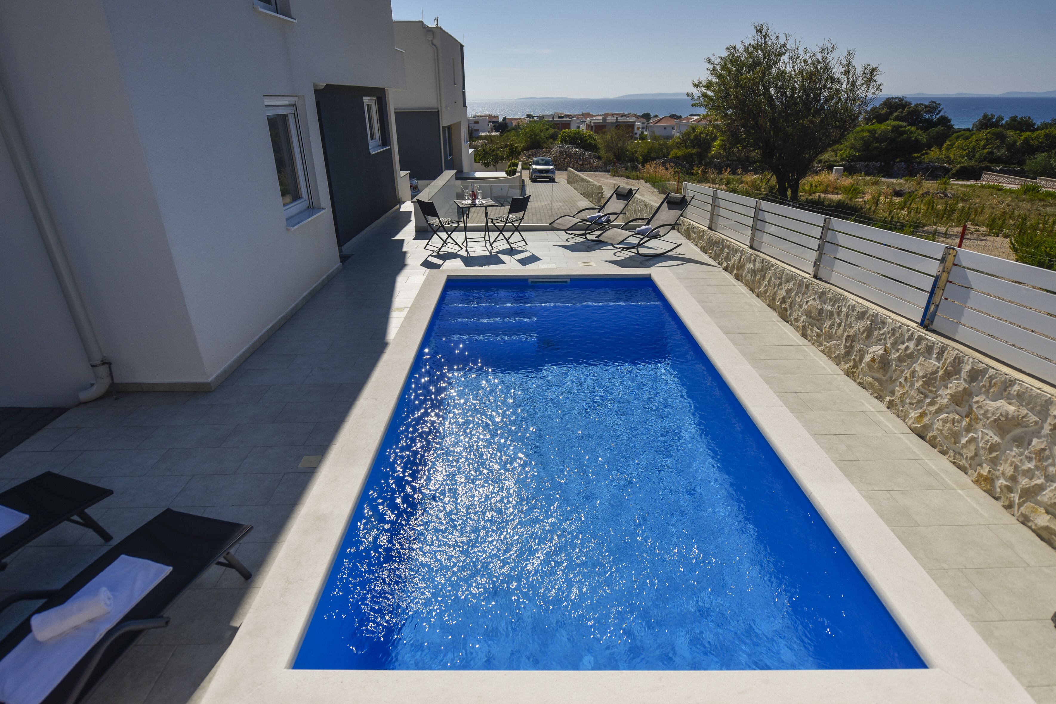 حمّام سباحة خارجي موسمي، مظلات على حمّام السباحة، مقاعد للتشمس