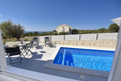 Funtastic C Apartment with Pool and Terrace