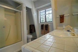 Toalettartikler (inkludert), hårføner og håndklær