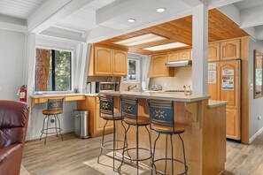 Fridge, microwave, oven, stovetop - Chalet with Large Deck, Ping Pong Table, Spacious Bunk Room (Carnelian Bay)