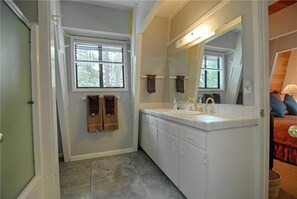 Toalettartikler (inkludert), hårføner og håndklær