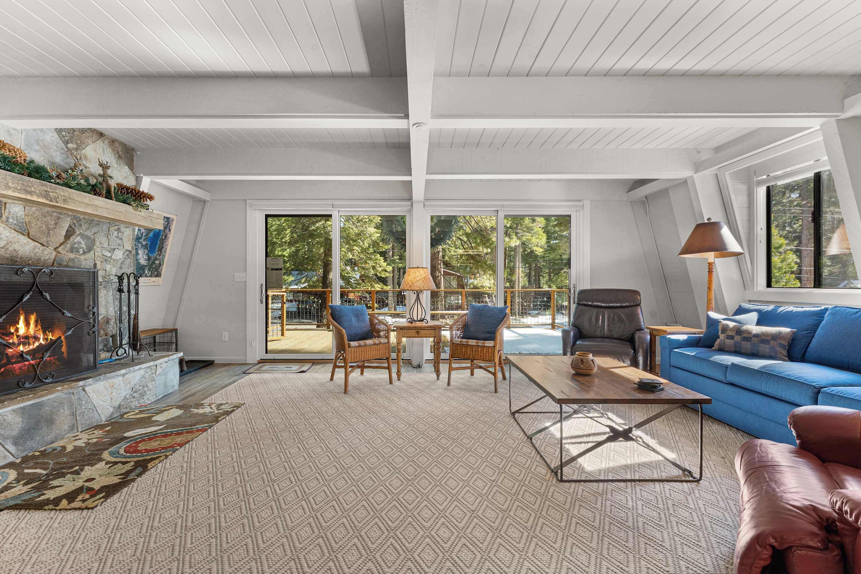 Télévision, cheminée, lecteur de DVD, baby-foot