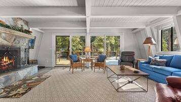 Télévision, cheminée, lecteur de DVD, baby-foot