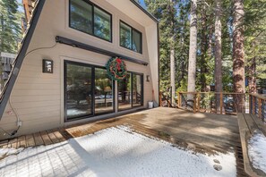 Terrace/patio - Chalet with Large Deck, Ping Pong Table, Spacious Bunk Room (Carnelian Bay)