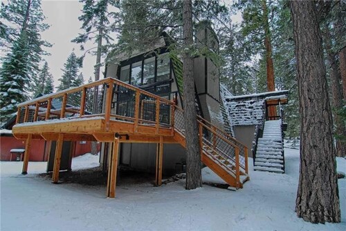 Chalet with Large Deck, Ping Pong Table, Spacious Bunk Room