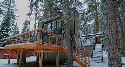 Chalet with Large Deck, Ping Pong Table, Spacious Bunk Room