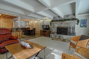 Télévision, cheminée, lecteur de DVD, baby-foot