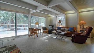 Fernseher, Kamin, DVD-Player, Tischfußball