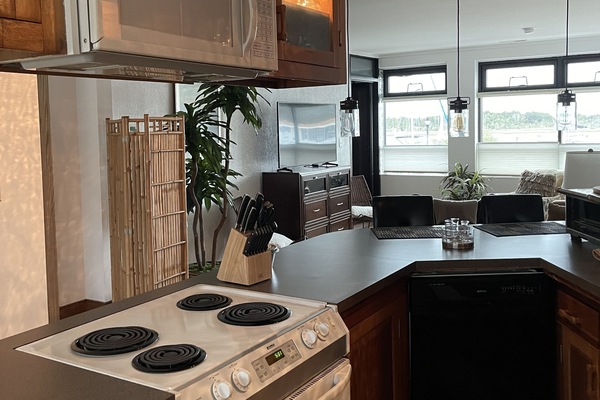 Een koelkast, een microgolfoven, een oven, een kookplaat