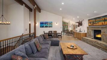 TV connectée, lecteur de DVD, table de tennis de table, livres