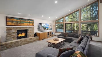 TV connectée, lecteur de DVD, table de tennis de table, livres