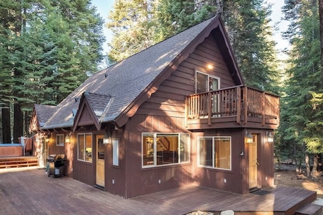 Extérieur. Hot Tub with Forested Views plus Garage in Quiet Neighborhood