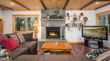 Smart-TV, Kamin, DVD-Player, BĂŒcher