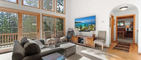 Smart-TV, Kamin, Arbeitsbereiche