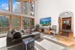 Smart TV, chimenea y oficina 