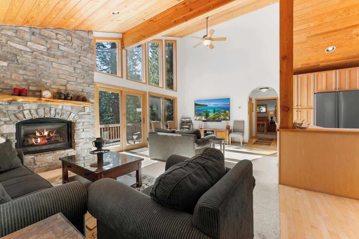 Smart TV, lareira, DVD player, livros