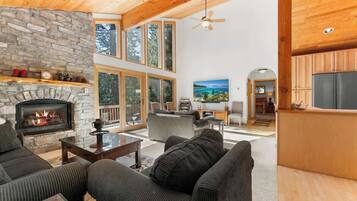 Smart TV, lareira, DVD player, livros