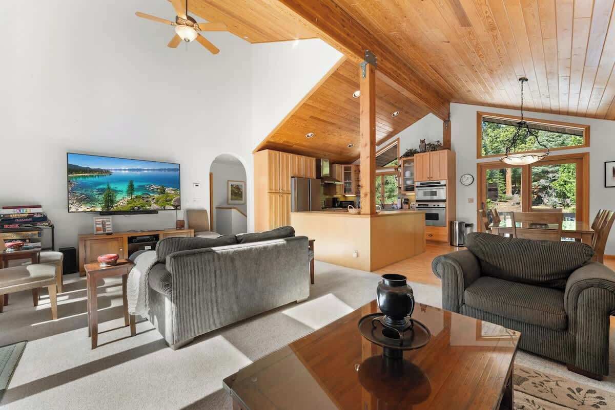 Smart TV, lareira, DVD player, livros