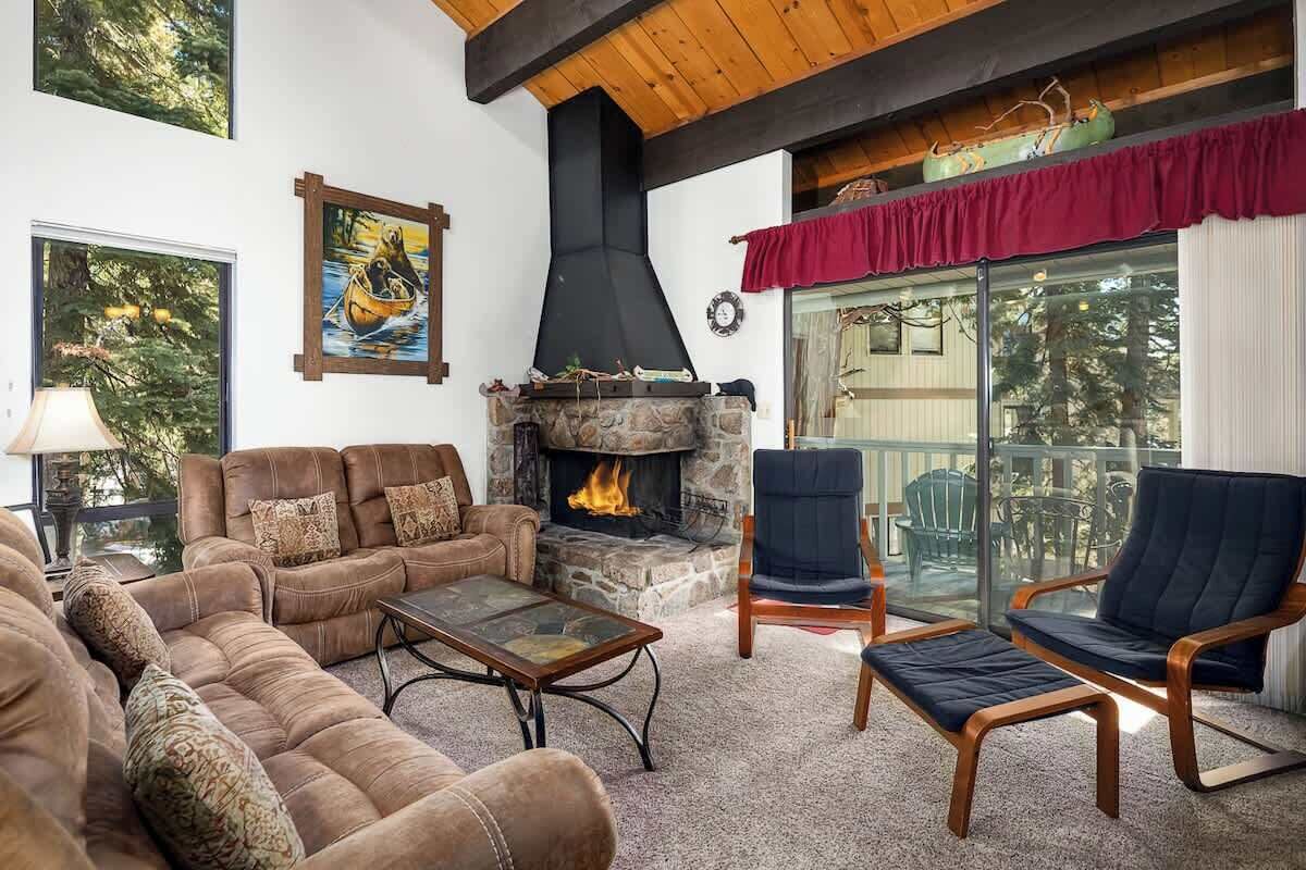 Smart TV, chimenea, reproductor de DVD y tenis de mesa 