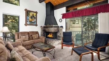 Smart TV, chimenea, reproductor de DVD y tenis de mesa