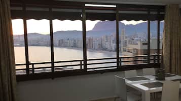 Appartement, en-suite badkamer, uitzicht op zee | Uitzicht vanuit accommodatie