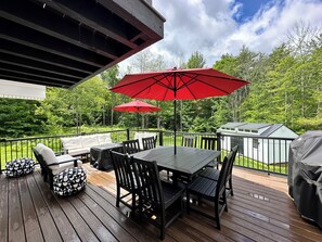 Outdoor dining - Idyllic Mountain and Lake Getaway (Gilford)