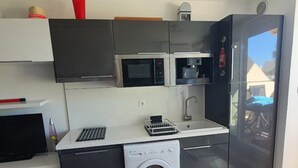 Fridge, microwave, dishwasher - Charming Studio with A/C, WiFi, South-Facing Terrace, Near Public Parking (Cap d'Agde naturisme)