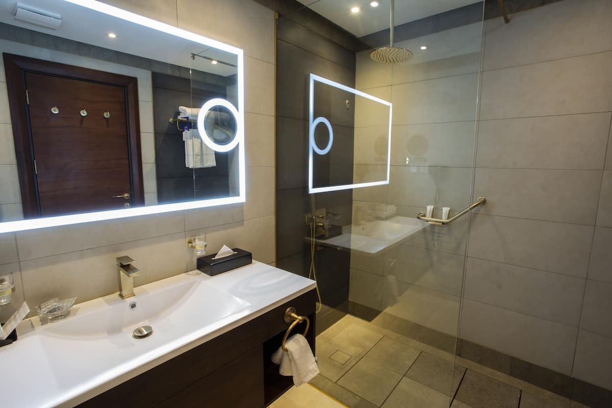 separate bathtub and shower, rainfall showerhead, free toiletries