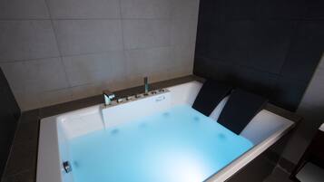Executive Suite | Bathroom | Separate tub and shower, rainfall showerhead, free toiletries