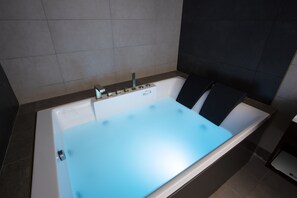 Executive Suite | Bathroom | Separate tub and shower, rainfall showerhead, free toiletries - Velar Inn Hotel (Taif)