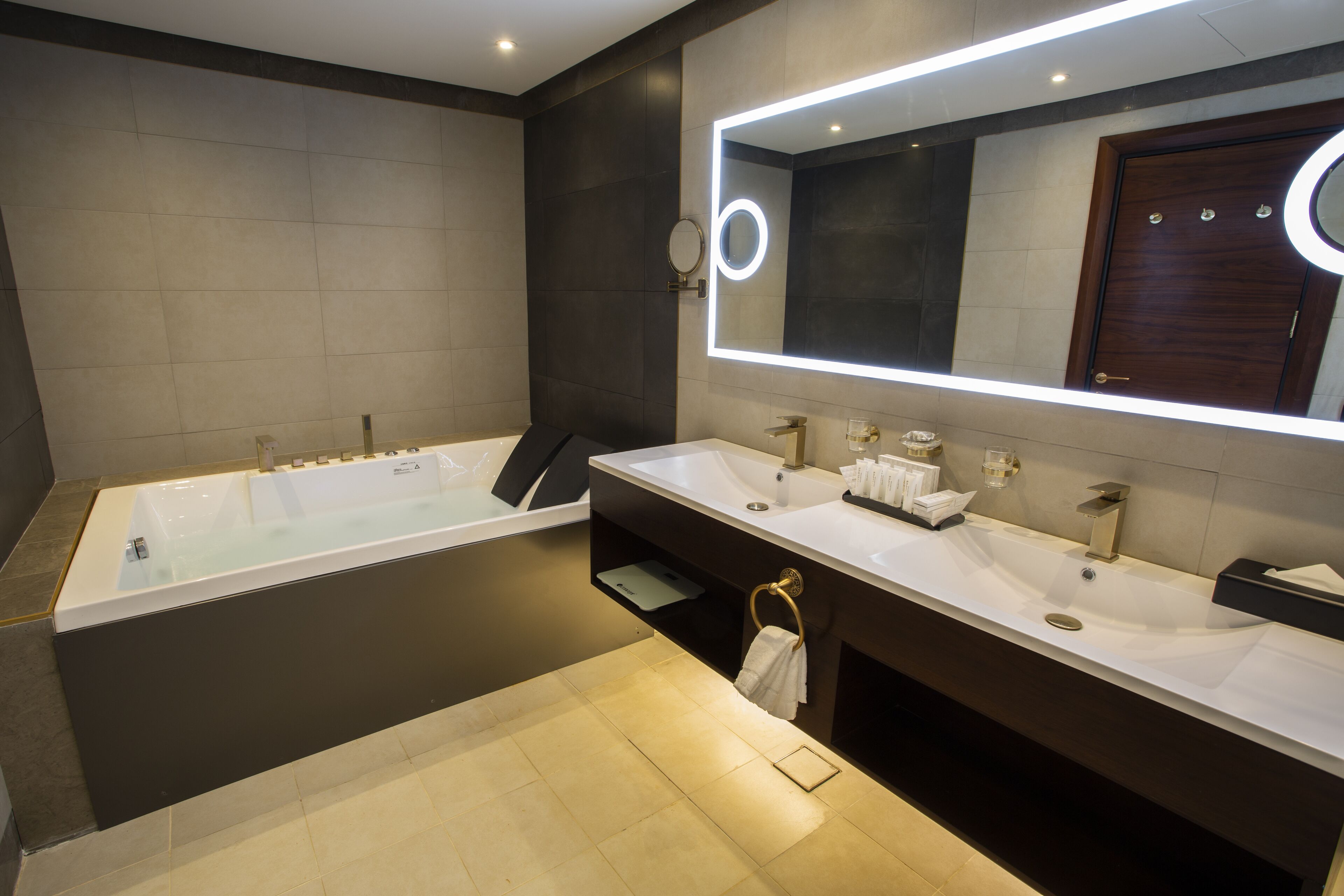 executive suite | bathroom | separate bathtub and shower, rainfall showerhead, free toiletries