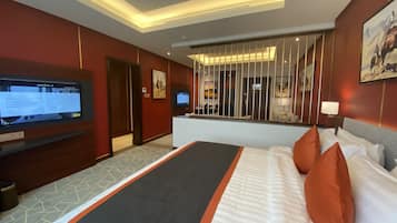 ميني بار وخزنة داخل الغرفة ومكتب وستائر تعتيم