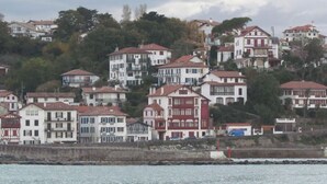 A coastal residential area with multi-story houses, a waterfront, and a rocky shoreline. - APT T4 Open all year round at Ondres plage between Capbreton and Bayonne (Ondres)