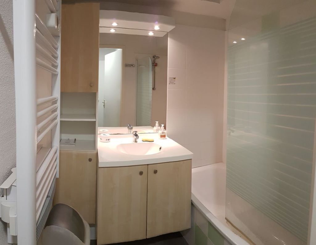 Duschwanne, Haartrockner, Toilettenpapier