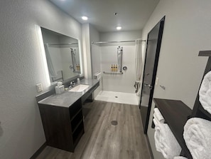 Standard Room, 1 Queen Bed, Accessible, Kitchen | Accessible bathroom