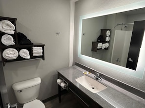 Combined shower/bathtub, rainfall showerhead, free toiletries