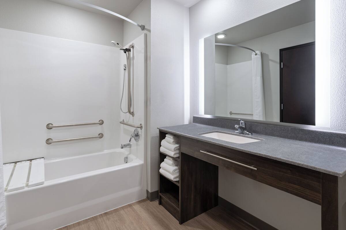 combined shower/bathtub, rainfall showerhead, free toiletries