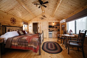 Cabaña estándar, 1 cama King size | Tabla de planchar con plancha, wifi gratis y ropa de cama 