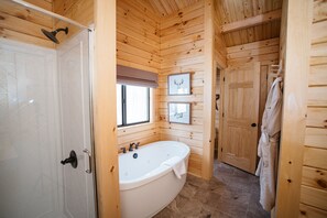 Chalet rustique Standard, 1 très grand lit | Salle de bain | Baignoire et douche séparées, articles de toilette (gratuits)