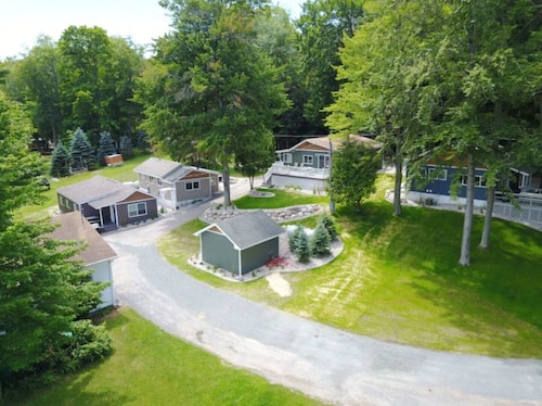 BEECH - Grace Landing Cottages With Stunning Sunsets Over Hamlin Lake