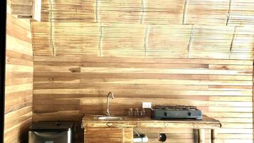 Fridge, stovetop, cookware/dishes/utensils, freezer