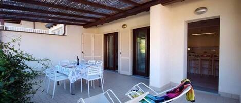 屋外ダイニングエリア