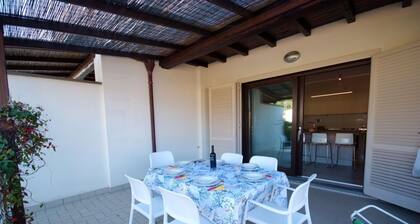 Located just 200 meters from Procchio’s main street and about 600 meters from the beautiful sandy beach, this spacious four-room apartment is the ideal choice for anyone looking for a comfortable and relaxing vacation just a few minutes’ walk from the sea
