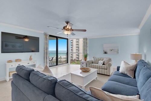 Gorgeous Beachfront Condo with FREE Beach Service!