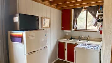 Réfrigérateur, micro-ondes, plaque de cuisson, cafetière/bouilloire