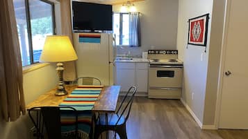 Réfrigérateur, micro-ondes, plaque de cuisson, cafetière/bouilloire
