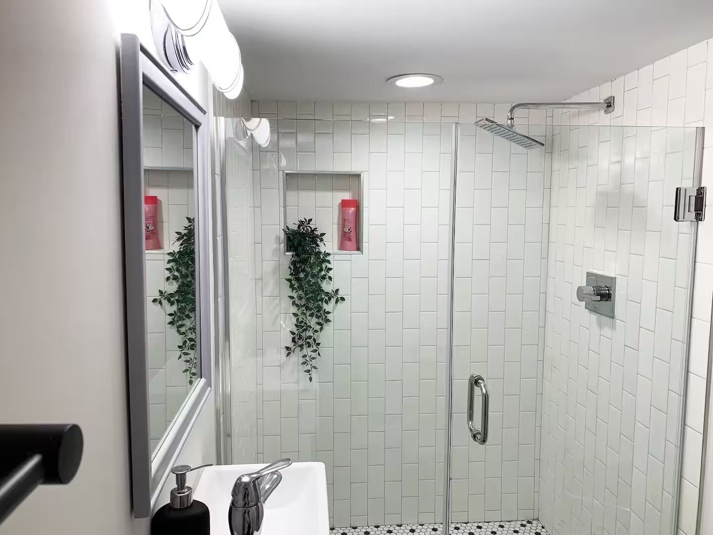 Combined shower/bathtub, hair dryer, towels, soap