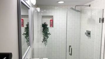 Combined shower/bathtub, hair dryer, towels, soap