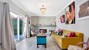Un salon avec un canapé, une table basse et une cheminée.