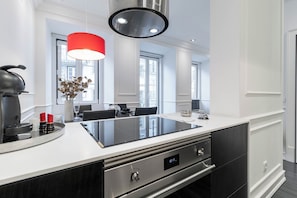 Geladeira, micro-ondas, fogão, cooktop